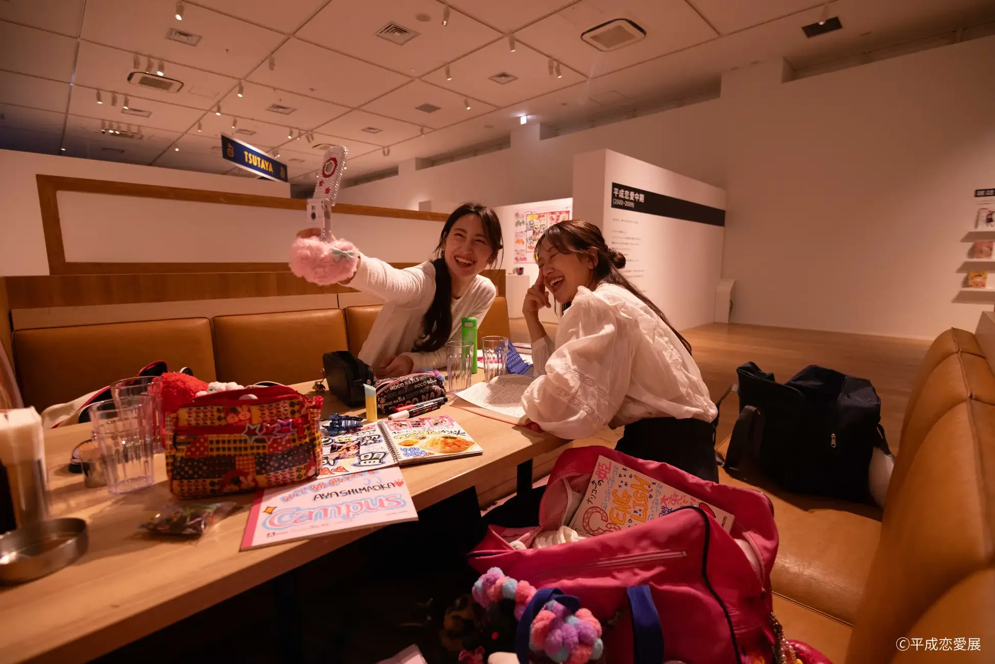平成恋愛展♡ポケベル・ガラケー・プリ帳…平成の恋愛を"触って"体験できる展覧会が六本木で開幕。