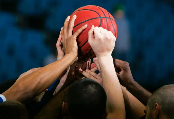 huddle-20100307mbb-003w.jpg