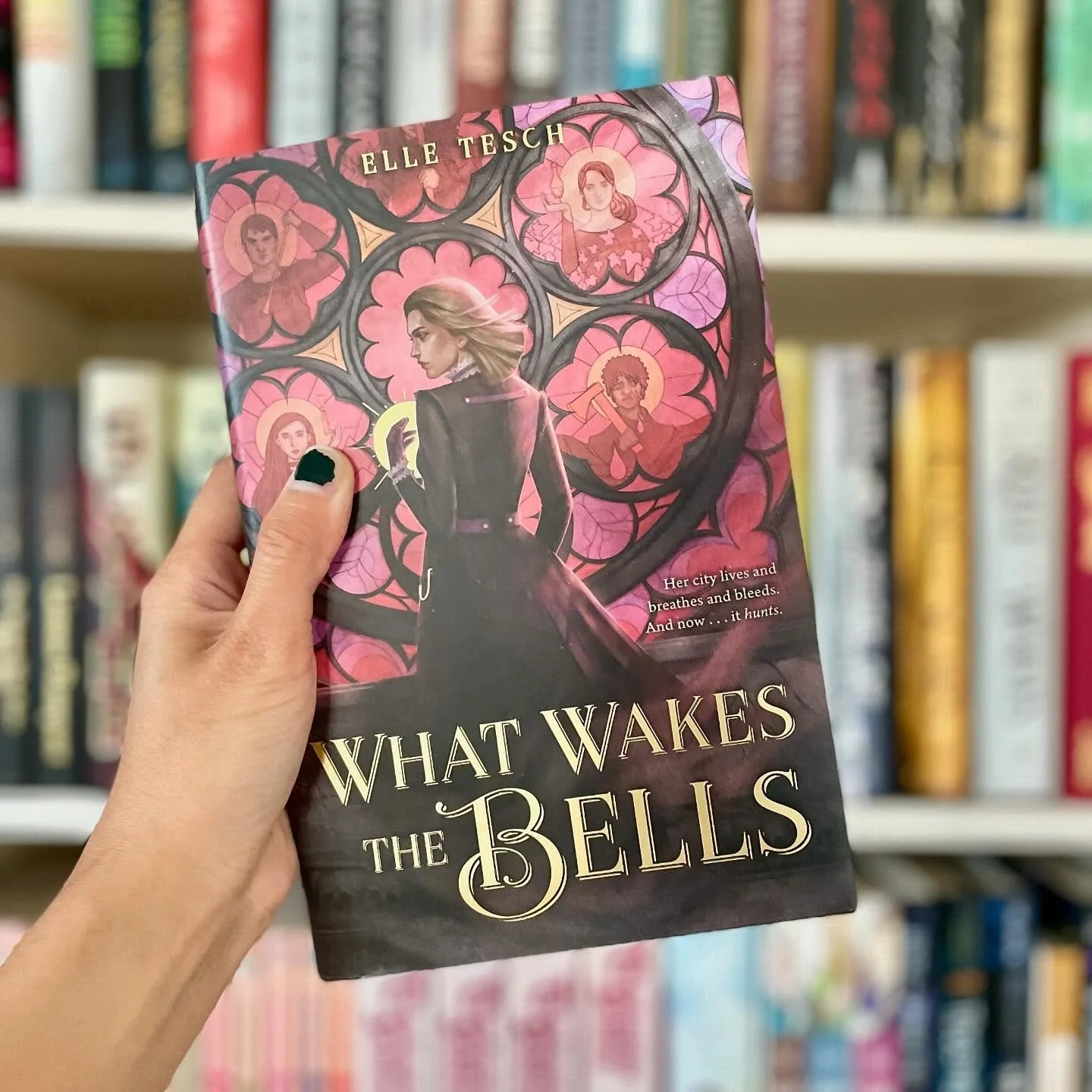 LOOK WHAT HAS ARRIVED @zipitelle!!! It&rsquo;s even more gorgeous in person 😍 I keep saying this, but adding friends&rsquo; books to my collection never gets old! 

If y&rsquo;all are in the mood for a lush, unique YA fantasy about a sentient city a