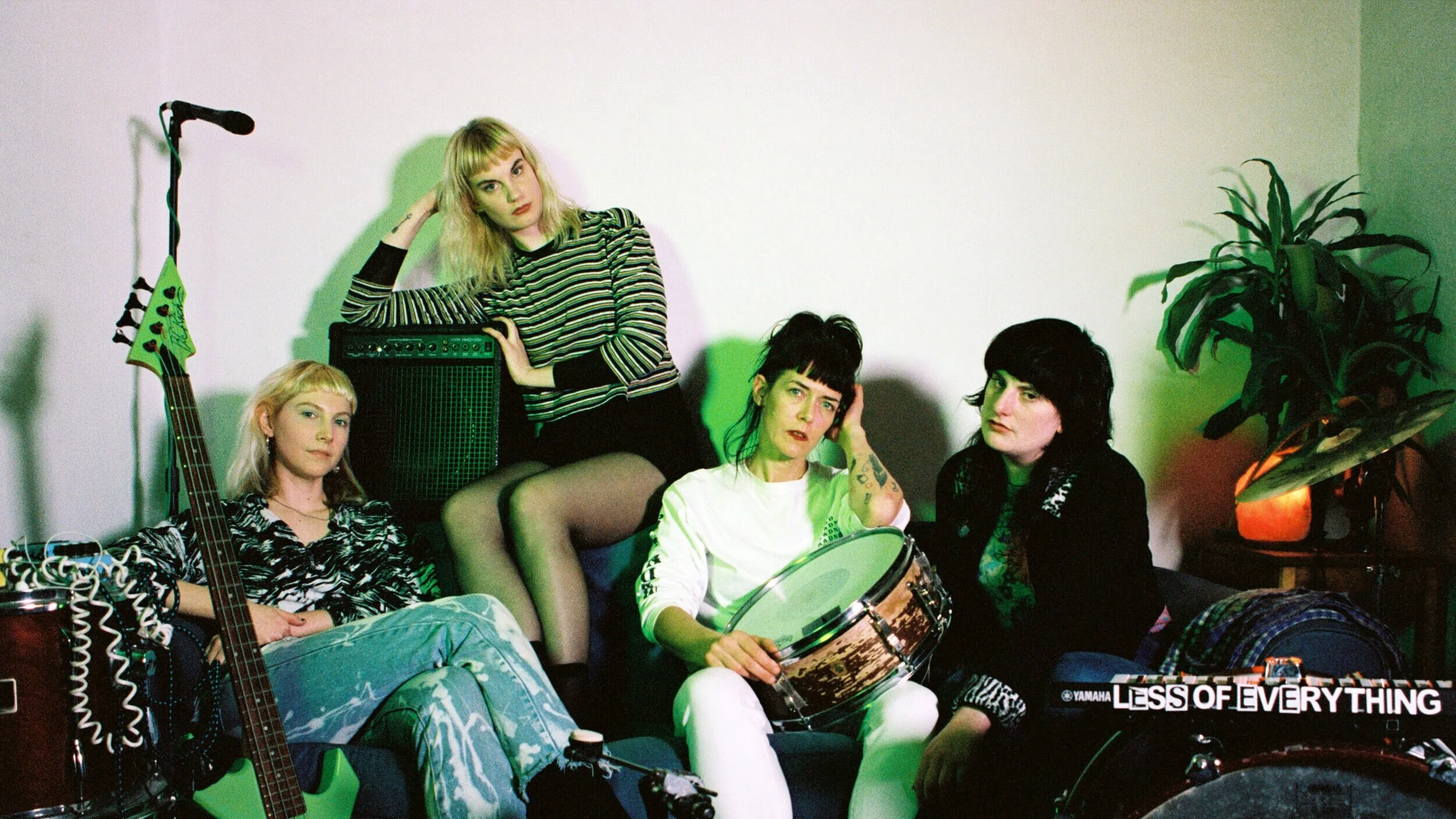 London synth-punk group Es release new single "Hidden Track"