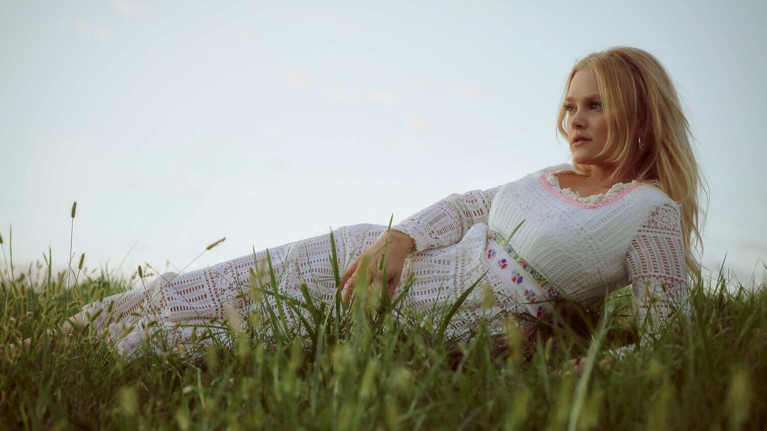 Hailey Whitters unveils music video for "Janice at the Hotel Bar"