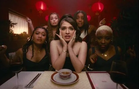 Mae Muller unveils "Dependent" music video