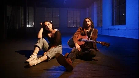 Noah Kahan and mxmtoon team up for live video of "Pride"