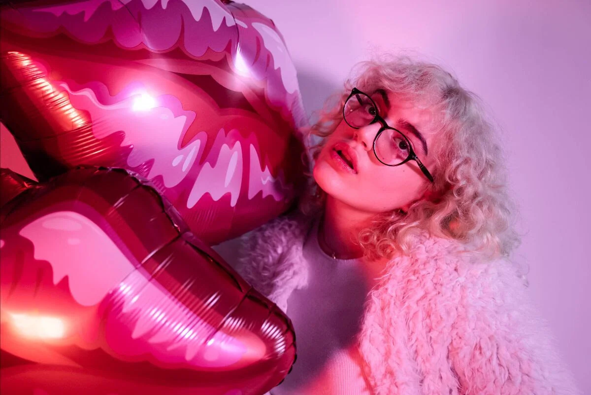 Simone unveils new single "Kissing Strangers"