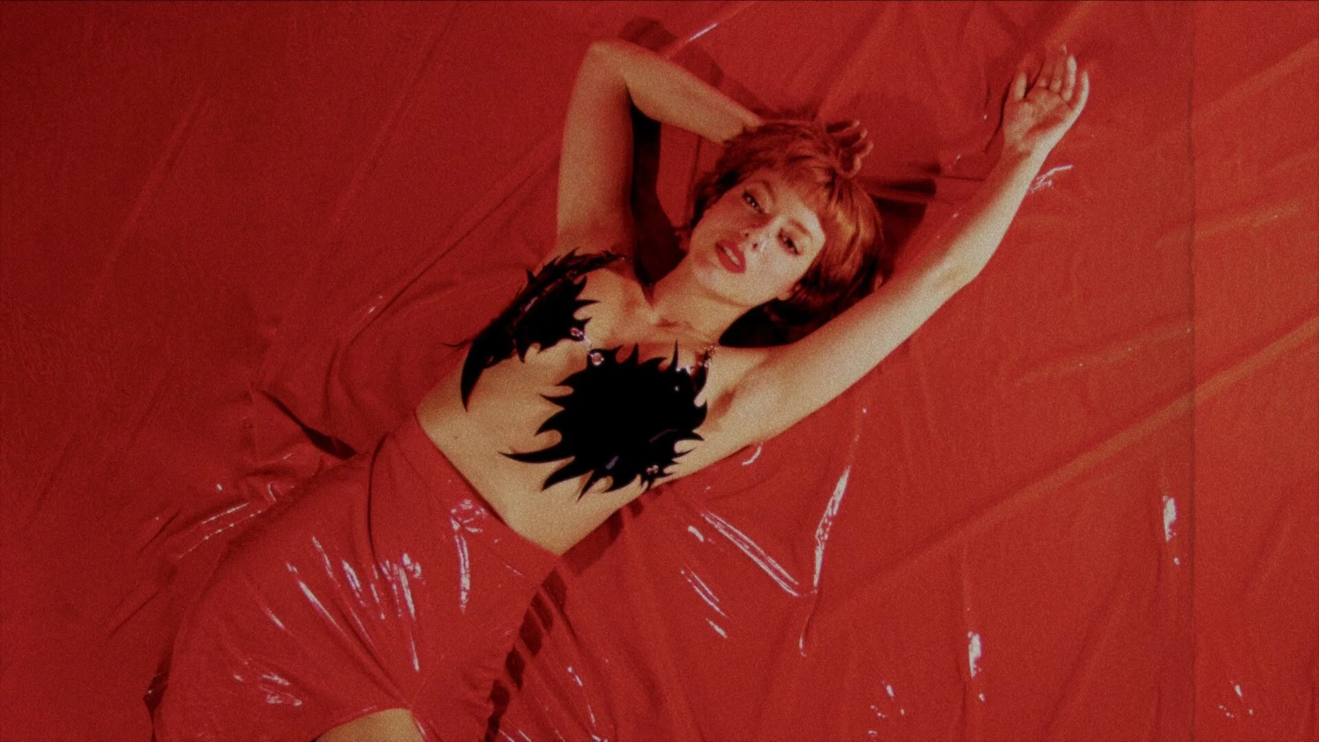 Lola Blanc releases new single "Here Come the Wolves"