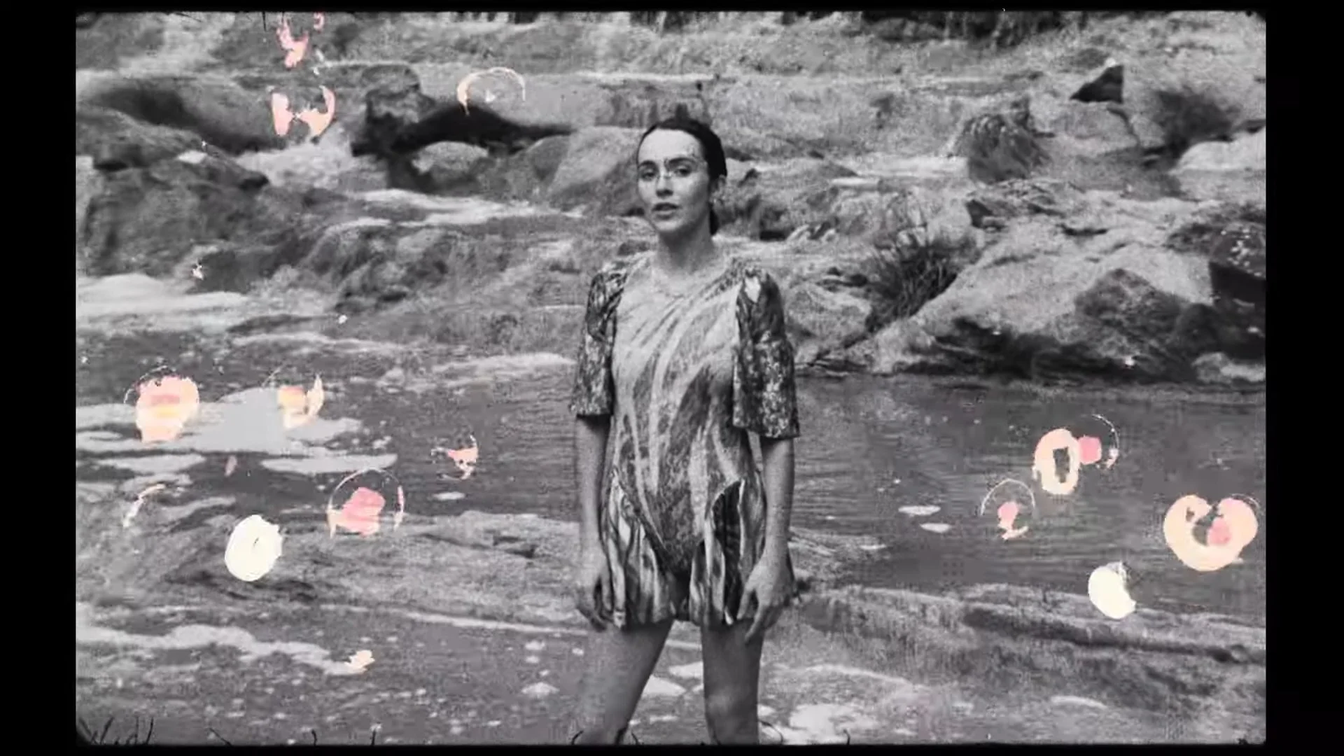 Catalan-Irish singer-songwriter Nuria Graham releases new single “Yes It’s Me, The Goldfish!”