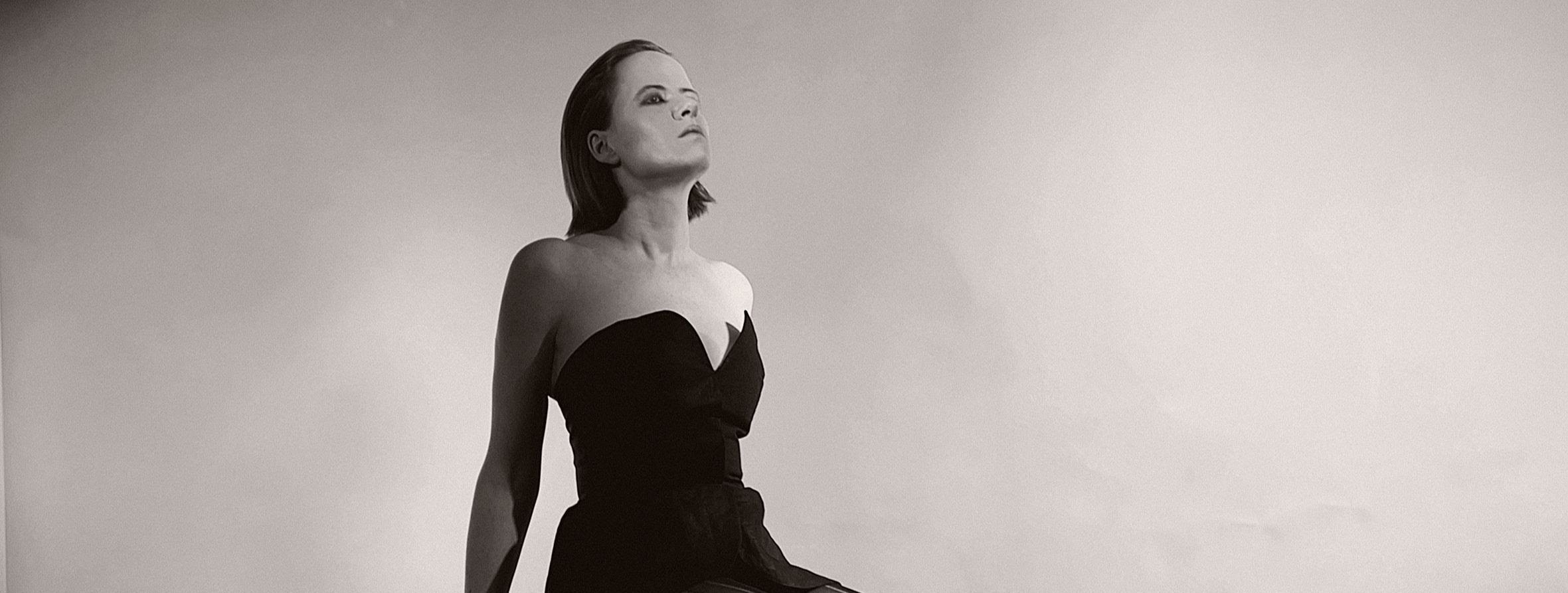 Dutch indie-pop artist Amber Arcades releases "True Love" music video