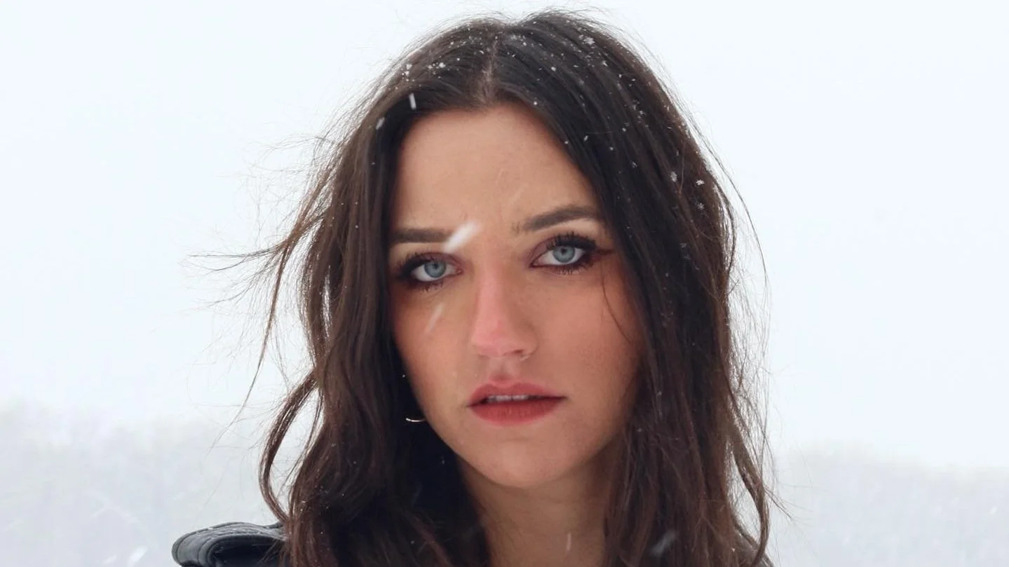 Los Angeles singer-songwriter Thea Sass-Ainsworth releases new single “Love Me Lonely”