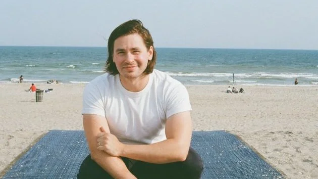 NYC power pop artist Charlie Kaplan announces new album 'Country Life In America,' releases "Talkin' French" single