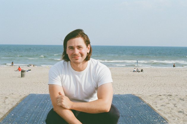 NYC power pop artist Charlie Kaplan releases new single "Gas Station Bathroom"