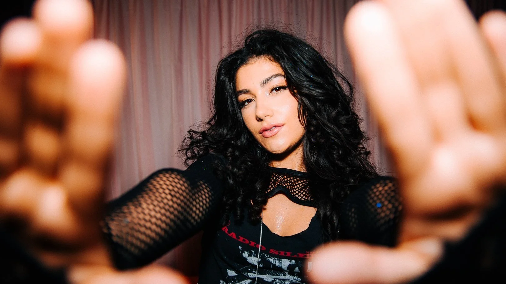 Caroline Romano serenaded Los Angeles' El Rey Theatre (review)