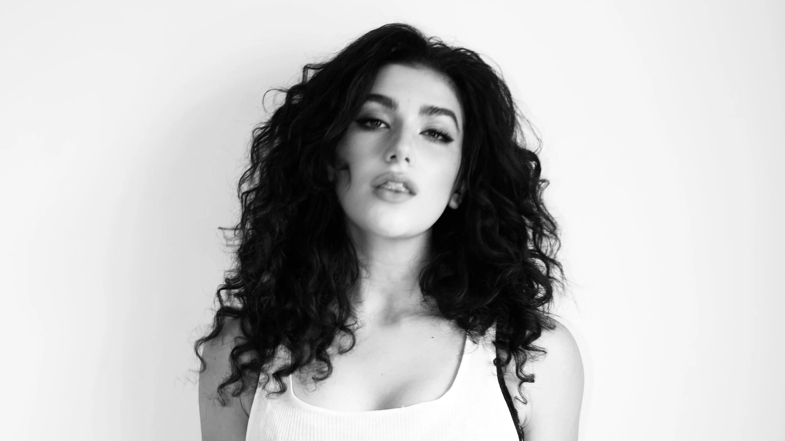  Caroline Romano releases new single "Pretty Boys"