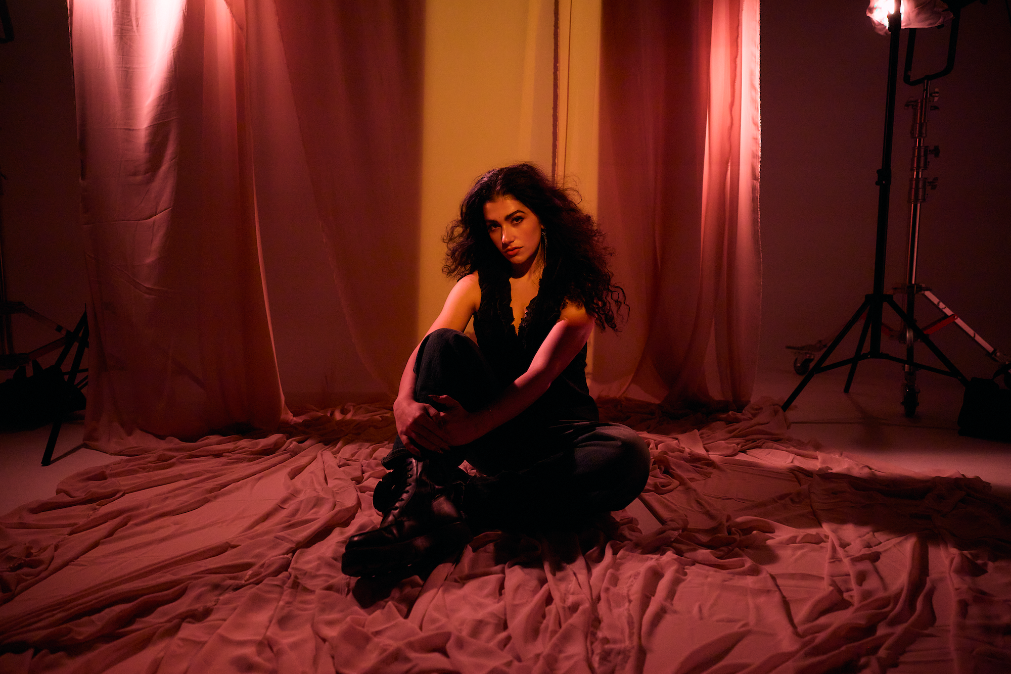 Caroline Romano announces 'it took me falling' EP, unveils "Unsteady" single