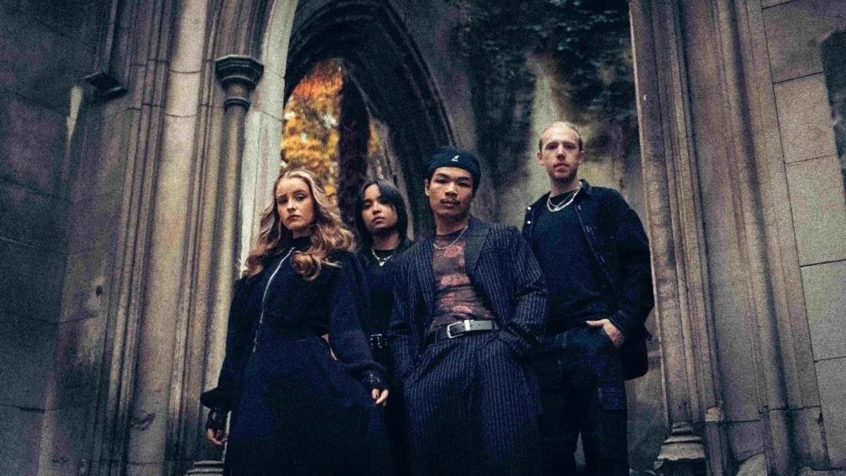 Lady Of Mars sign to FLG, release new single "Let It Burn"