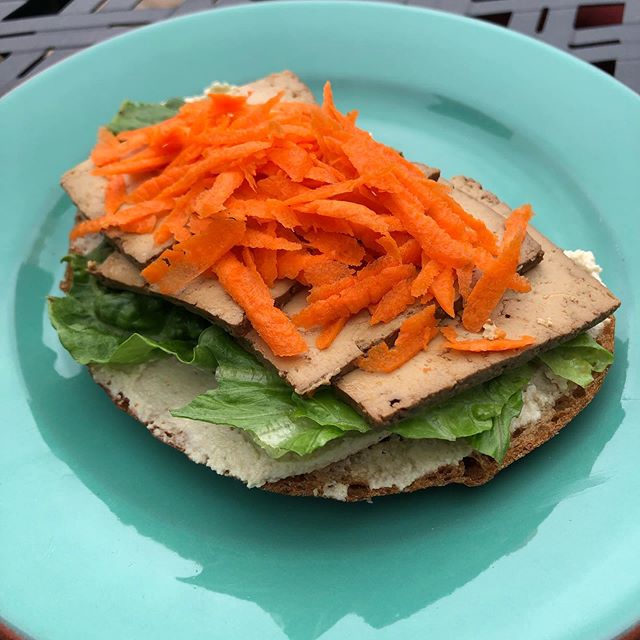 @heidelberg_bread with hummus, romaine, tofu kan, and shredded carrot- How do you slice it? #tofukan #kanartist #teamtofu #easylunch #getinmybelly