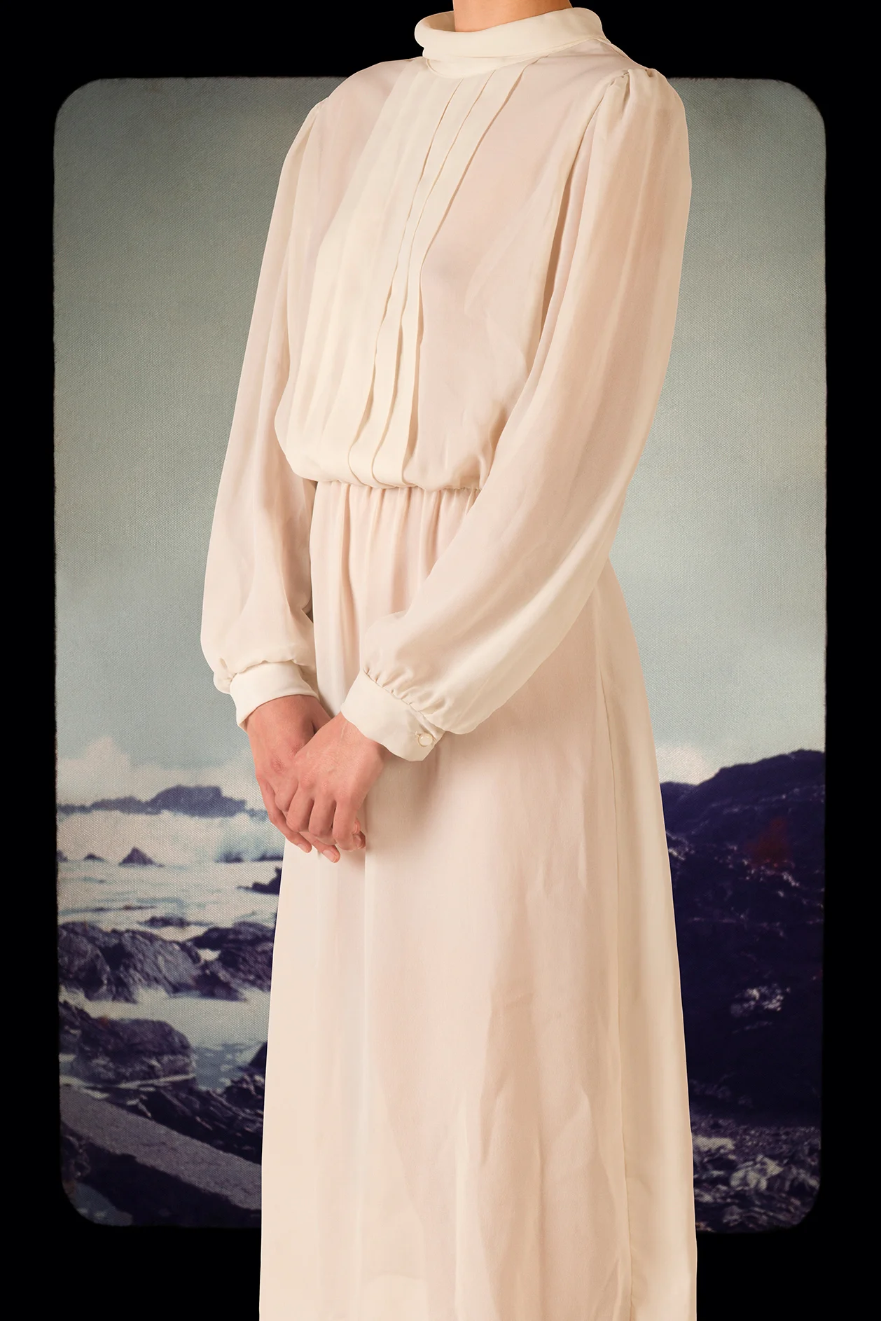 Mujer con vestido blanco Fotomontaje digital - 120x80cm
