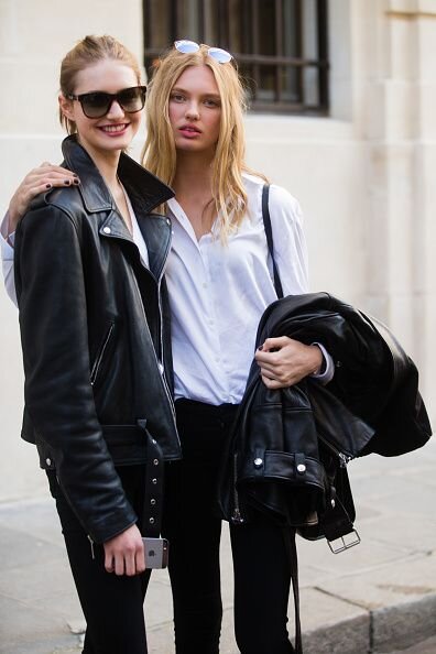 Dutch models Sanne Vloet (left) and Romee Strijd (right) epitomise ‘doe maar normaal’ style with messy hair, masculine shirts, black jeans and the staple leather jacket. Photo: Getty Images.