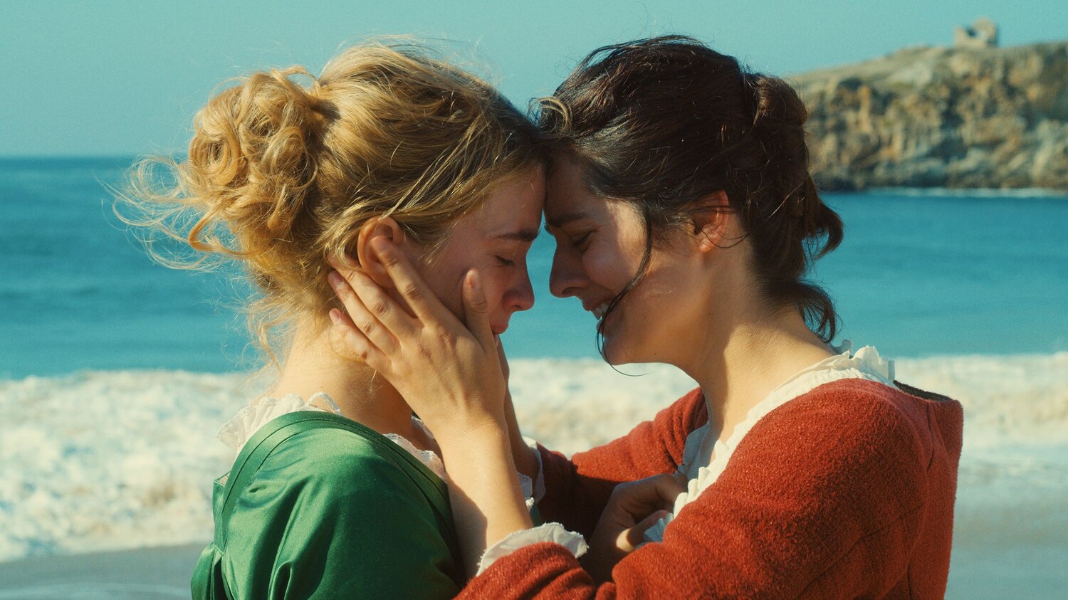 Heloise (Adèle Haenel) and Marianne (Noémie Merlant) share an intimate moment by the beach. Photo: NEON