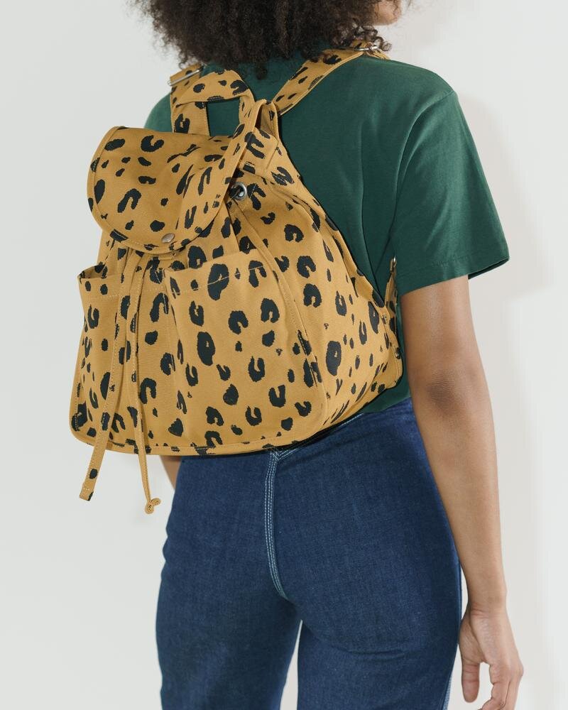 Drawstring backpack from Baggu, made out of recycled cotton canvas