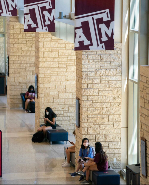 Students at Texas A&M wearing face masks on campus. Photo: @tamu