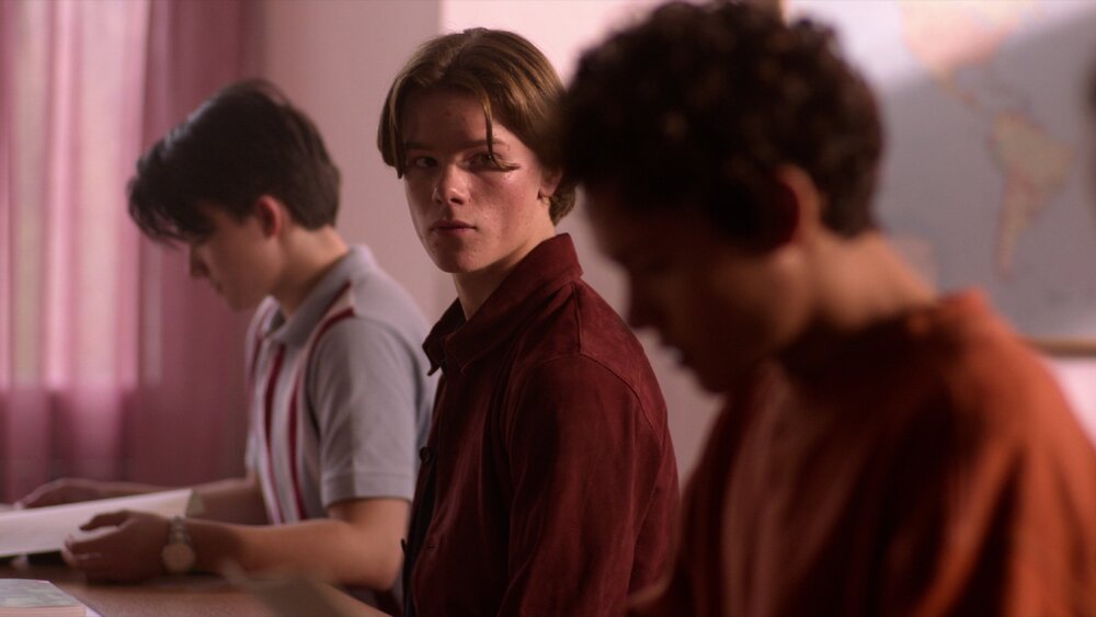 Wilhelm (Edvin Ryding) looking at Simon. ©Netfix