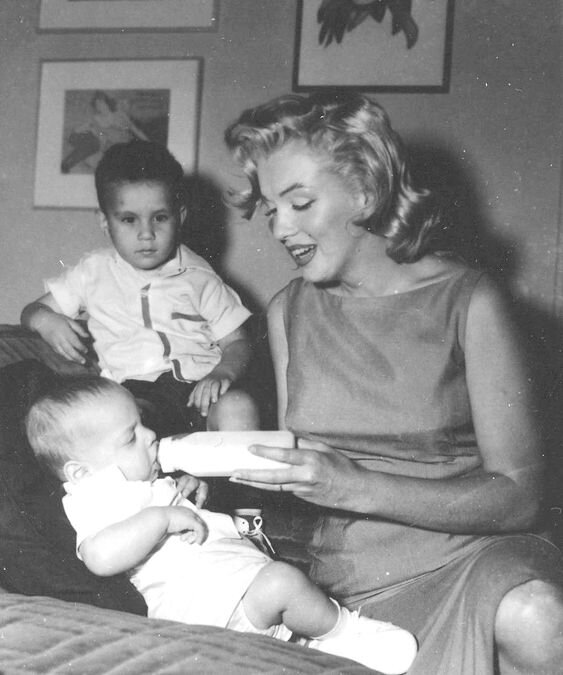 Marilyn attending the Milk Fund for Babies Charity Event, 1957. Photo: admiringmarilyn via Instagram.