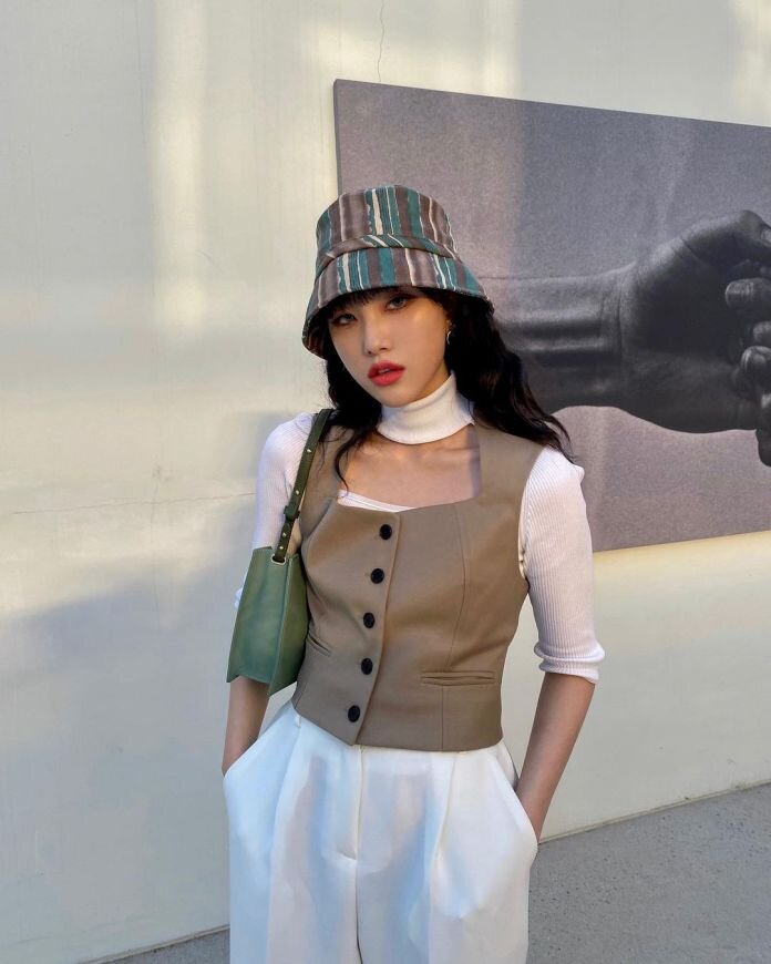 Park Gyuri is a South Korean fashion blogger that often wears a polished feminine style. @gyuri_pp