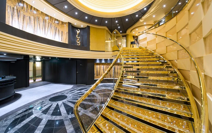 MSC Yacht Club The most discerning guests may opt for the secluded luxury of the MSC Yacht Club , a “ship within a ship” consisting of exclusive suites, butler service, and dedicated facilities like a panoramic bar, à la carte restaurant, and private pool and sun deck. 最尊貴的客人可以選擇獨家套房,包含管家服務及私人泳池。