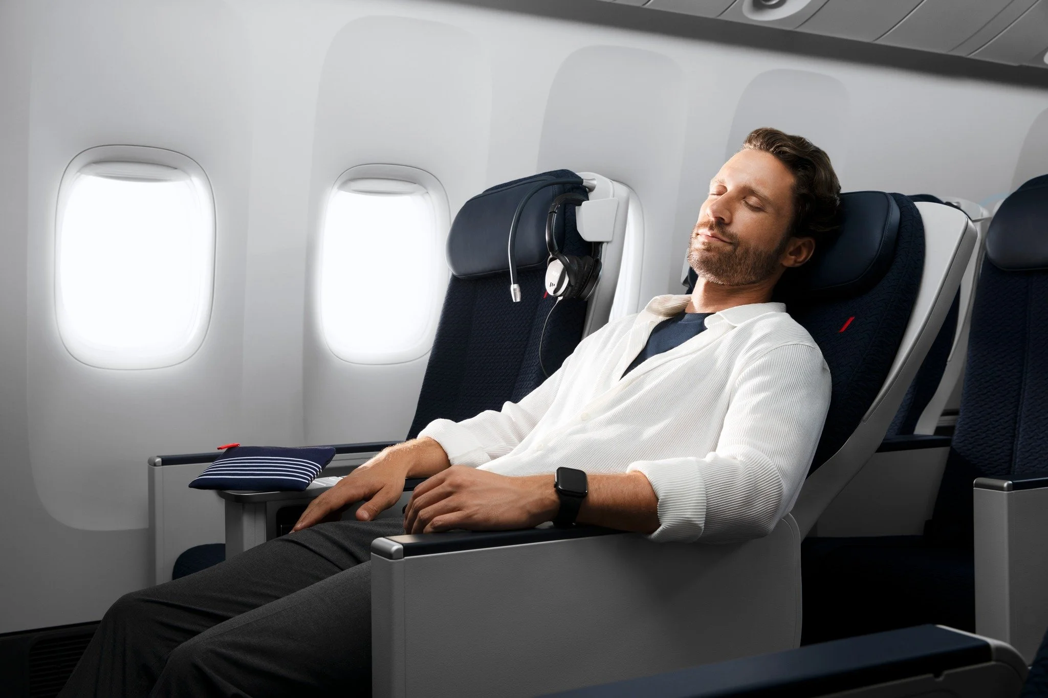 🌍 Fly in Comfort with Air France Premium Class ✨
🌍 搭乘法國航空尊尚艙，舒適旅程從此開始 ✨

Relax in extra-legroom recliner seats, enjoy a quiet cabin, upgraded meals, personal entertainment, and plush amenities. On select long daytime flights from Paris (9+ hours), 