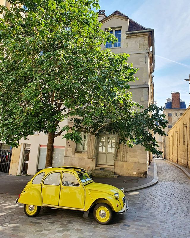 Follow the steps of Gil Pender, successful and creativelly unfulfilled #Hollywood screenwriter played by #OwenWilson in the #WoodyAllen movie 'Midnight in Paris'! 🎥 Discover the spots where the movie was shot in our tours!🎬 #MovieScene #2CV #Midnig