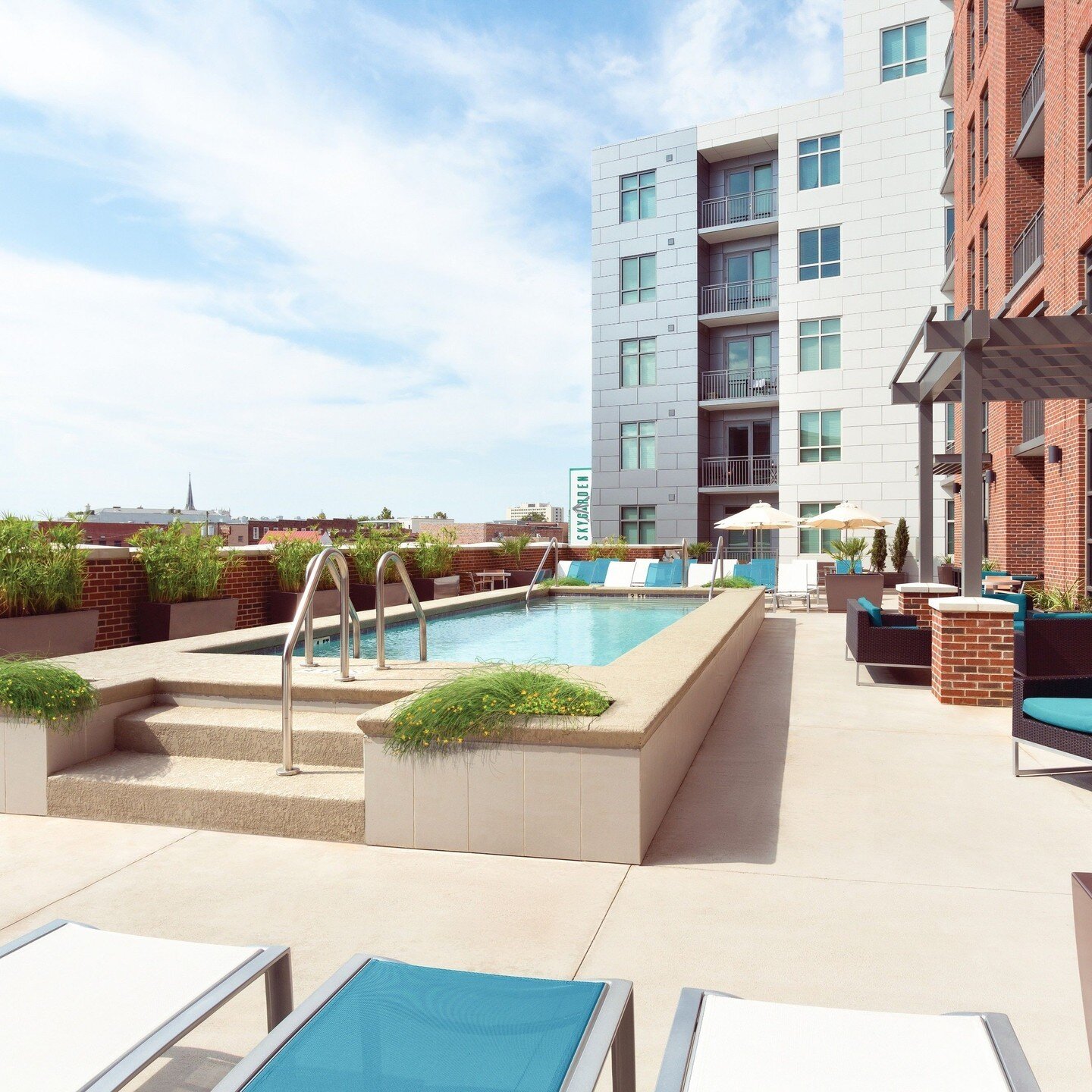We're excited to announce that SkyGarden Apartments in Charleston, SC was ranked 28th amongst the top 100 student housing properties in the nation by J Turner Research!👏🏻 ⁠
⁠
Congratulations to the @skygardenapts team and their efforts to continue 