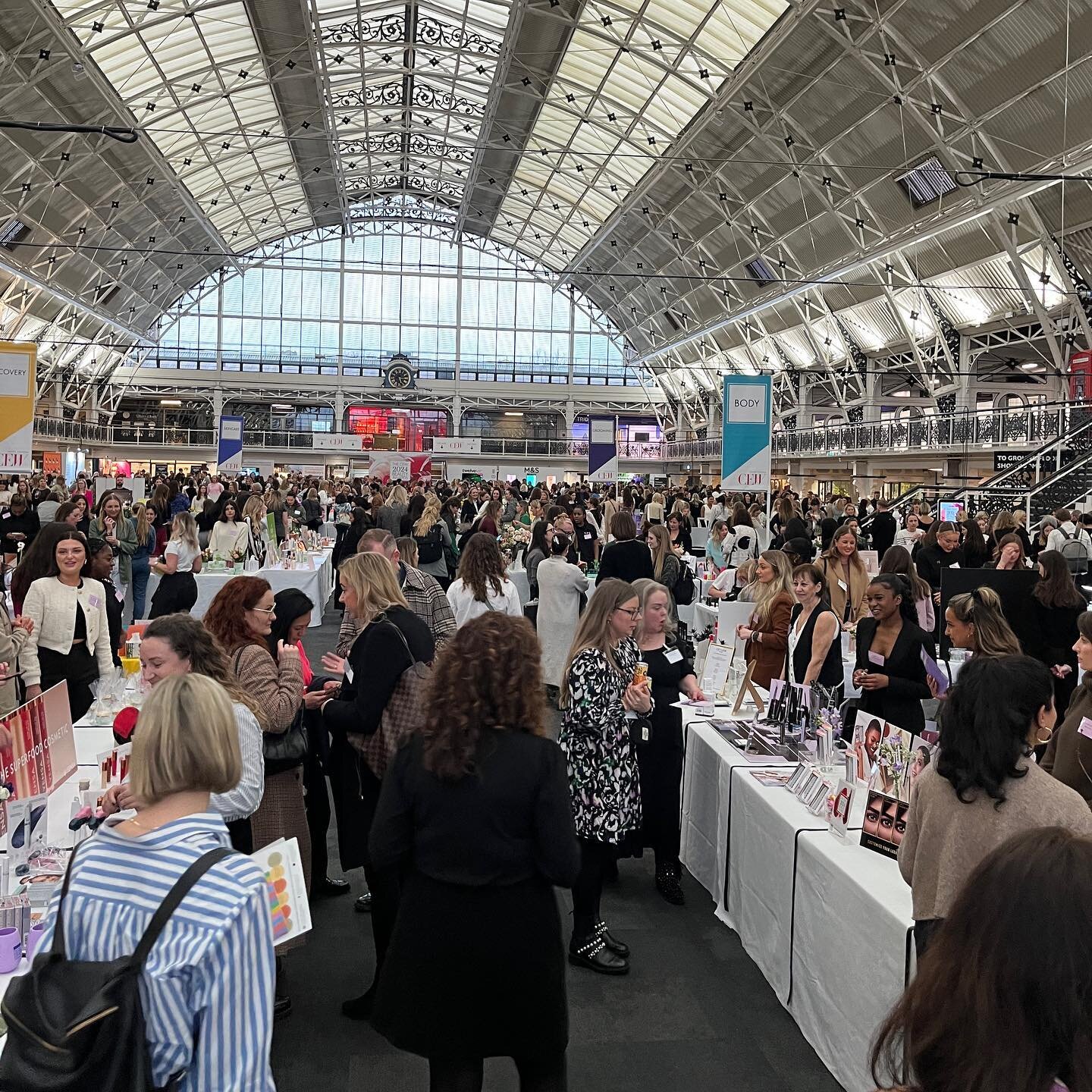 Many thanks to @cew_uk for hosting such a wonderful event tonight. Great to see so many faces, catch up with old friends and learn about new brands. What an evening! 🙋🏻&zwj;♀️ 
Hoping everyone gets the stunning @anara.skincare in their test bags! V