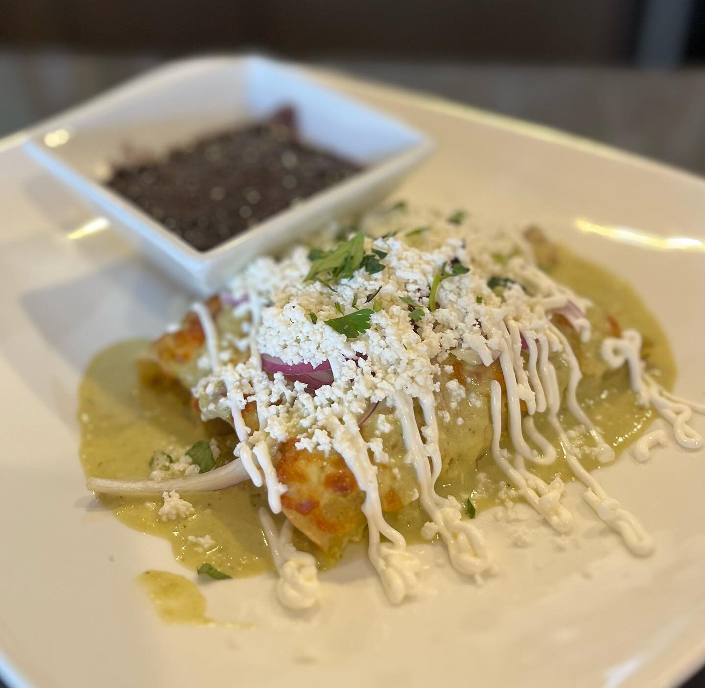 Our Special This Weekend! 😋
➡️Chicken Enchiladas Verdes Suizas⬅️

Three Corn Tortillas filled with Shredded Chicken topped with Creamy Tomatillo Sauce, Queso Fresco, Sour Cream, Red Onions and Cilantro. Served with Black Beans.🔥 

#catrinacafe #sea