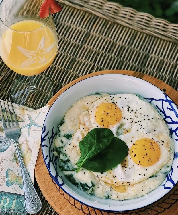 Cheesy Spinach Grits with Fried Egg