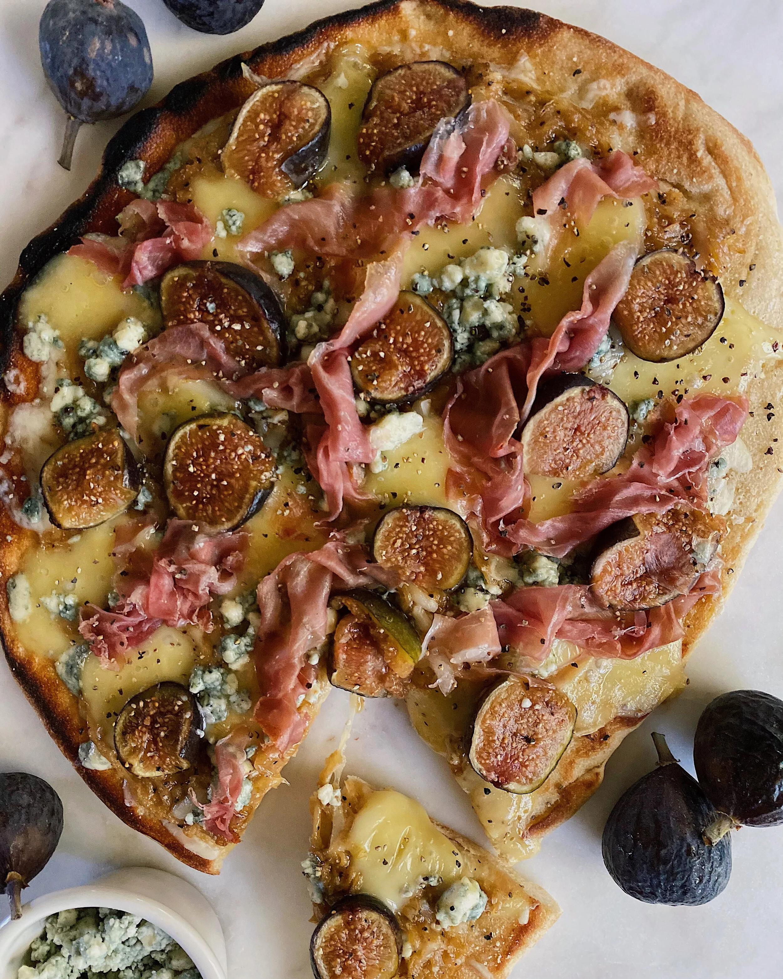 Cheesy Fig &amp; Prosciutto Grilled Pizza
