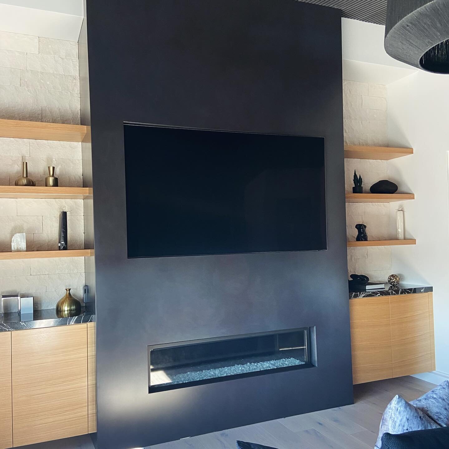 Master bedroom blackened steel fire place with a matte epoxy clear coat. 🤯

#steel #fireplace #blackened #modern #design #metalwork