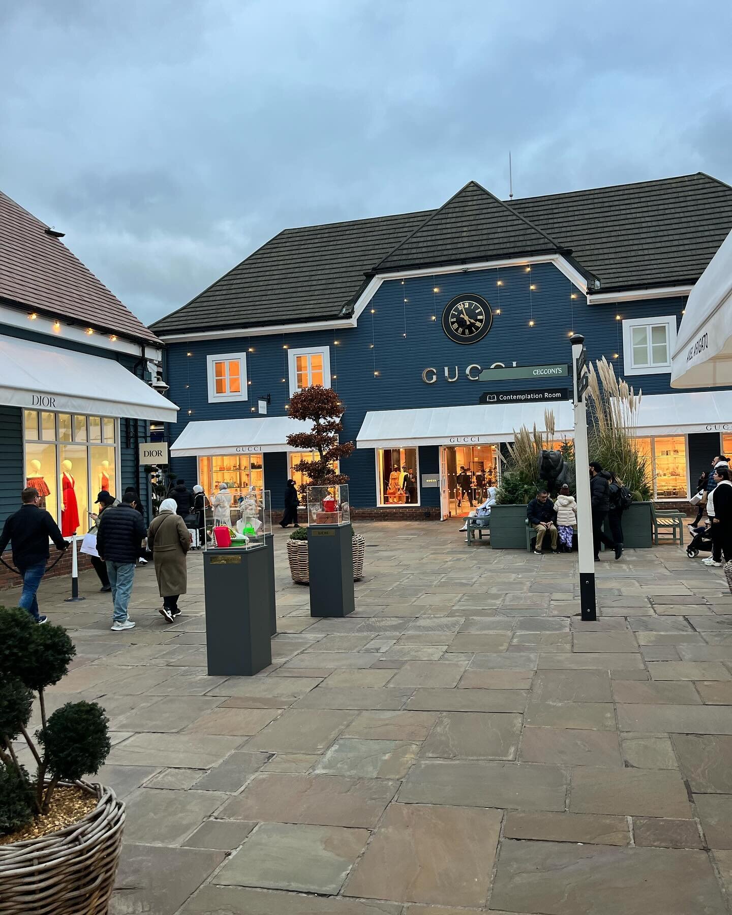 Even on a cold weekday afternoon, lots of shopping happening at BICESTER VILLAGE #bicestervillage #aurorarealtyconsultants