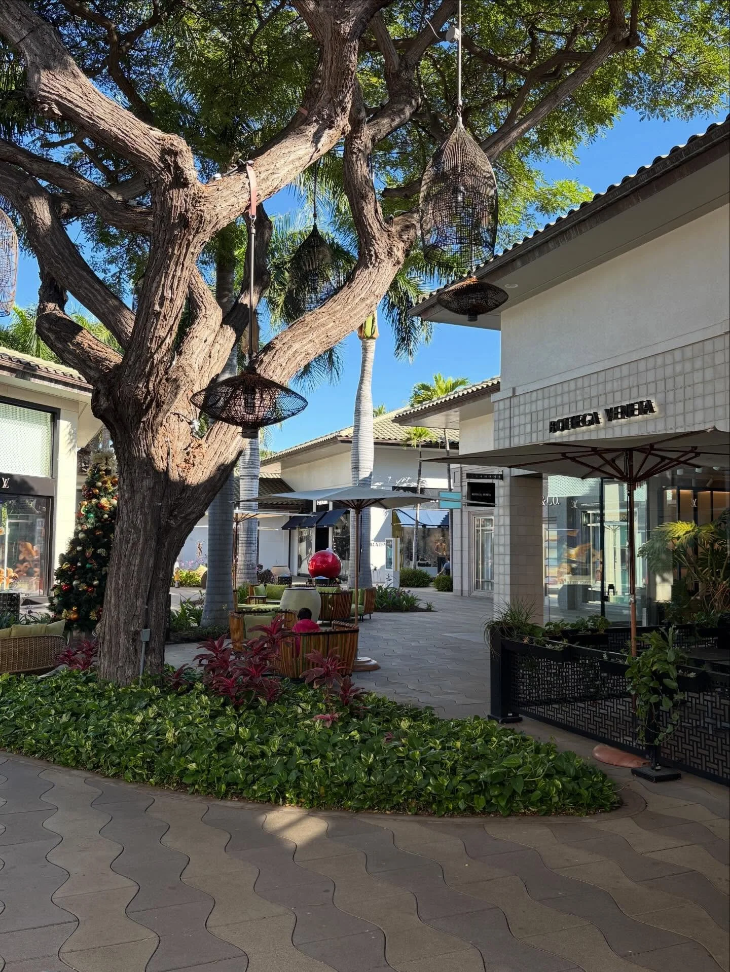 January 1st =1st mall tour of the year😃 Happy New Year from Shops at Wailea! #shopsatwailea #auroraretailgroup