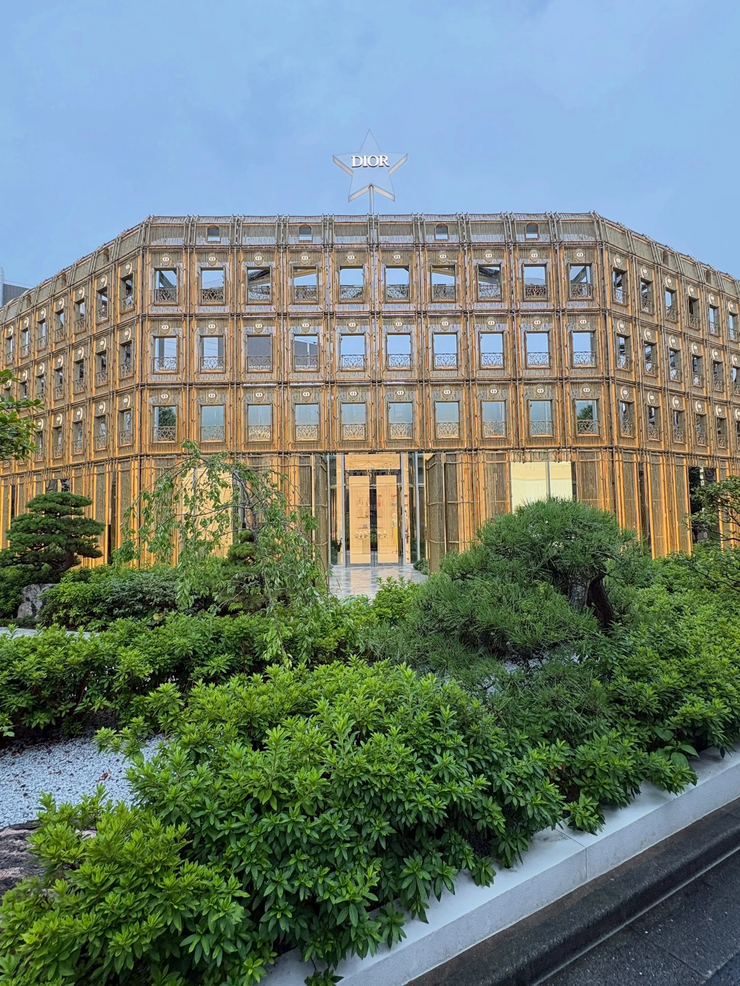 Newly opened DIOR BAMBOO PAVILLION - unbelievable! Beautiful Japanese gardens surrounding it and an intricate exterior of bamboo #dior #diorbamboopavilion #daikenyama #tokyo #auroraretailgroup