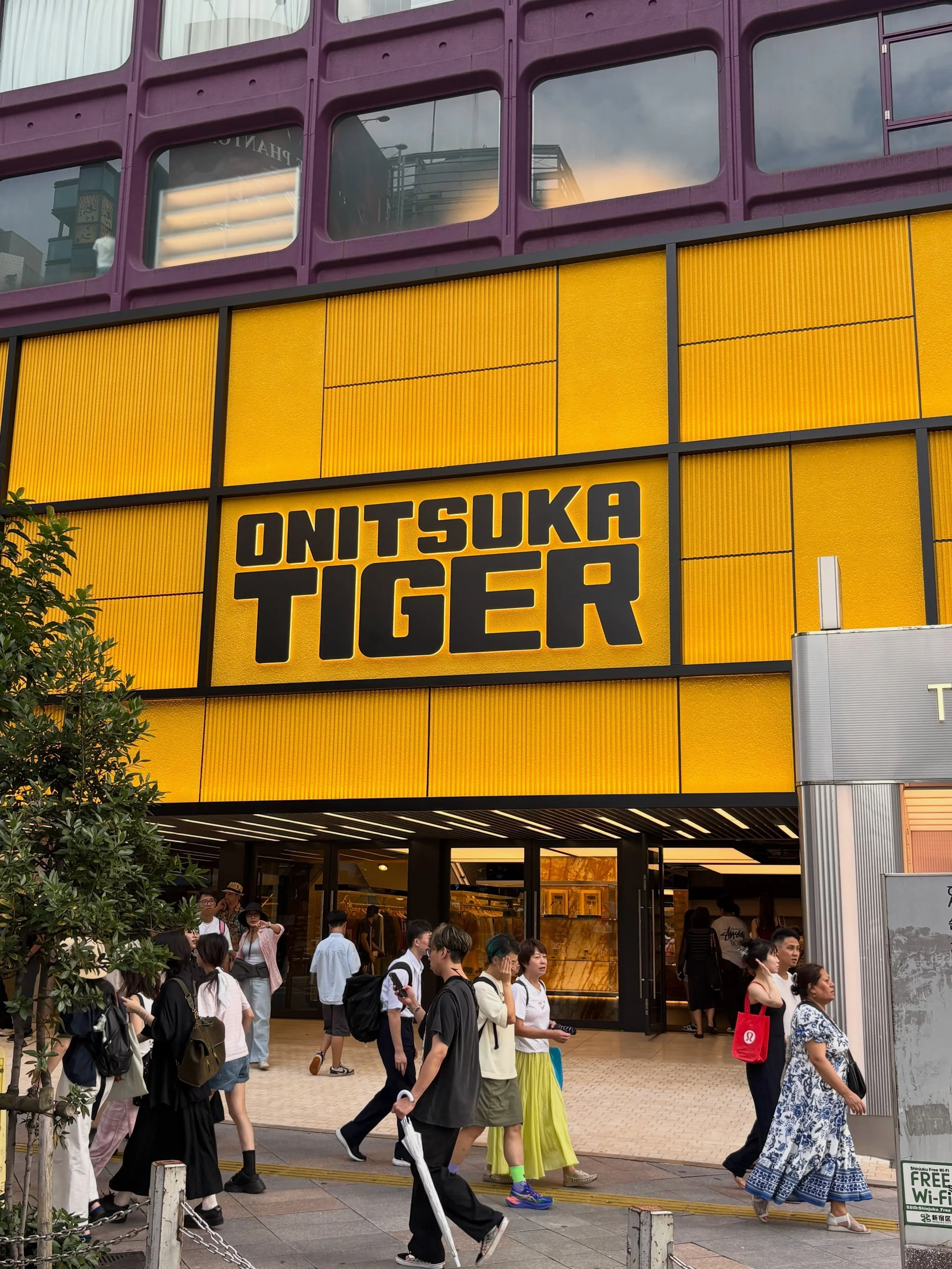 Check out the newly opened Onitsuka Tiger Shinjuku flagship store - 3 levels and LOTS of people! #onitsukatiger #onitsukatigershinjuku #tokyo #shinjuku #auroraretailgroup