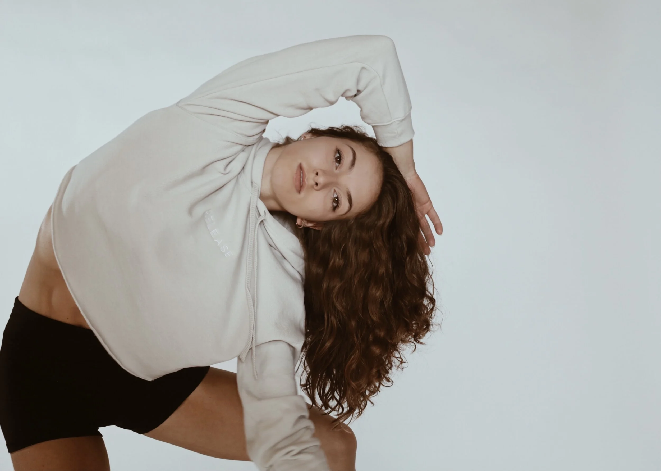 RELEASE STITCHED CROPPED HOODIE SAND/WHITE
