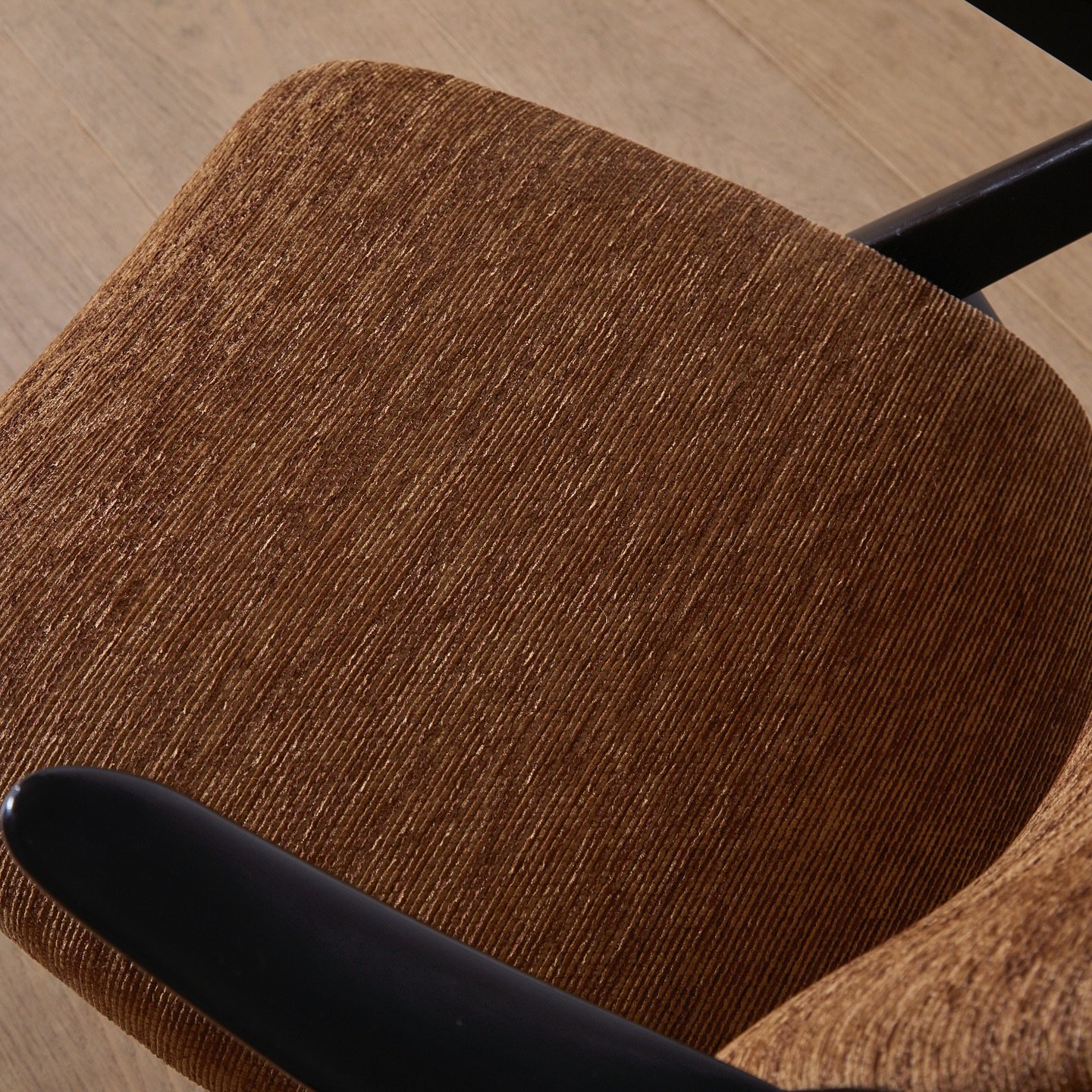✨Savel &amp; Lawton Mull ✨
This handsome pair of Bengt Ruda chairs are upholstered in our new Down The Stretch fabric in the Chestnut color way. A true intersection of luxury and design, and available at @lawtonmull 

Want to see Down The Stretch up 