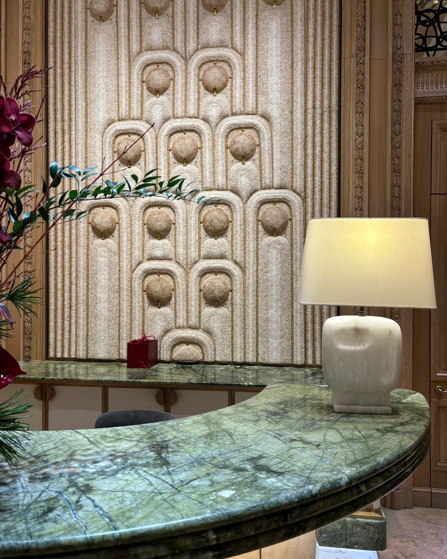 ✨Design Inspiration Friday! ✨
Brought to you by Cartier on 5th Ave, designed by @lauragonzalezofficiel 

#texture #cartier #interiordesign #interiortextures