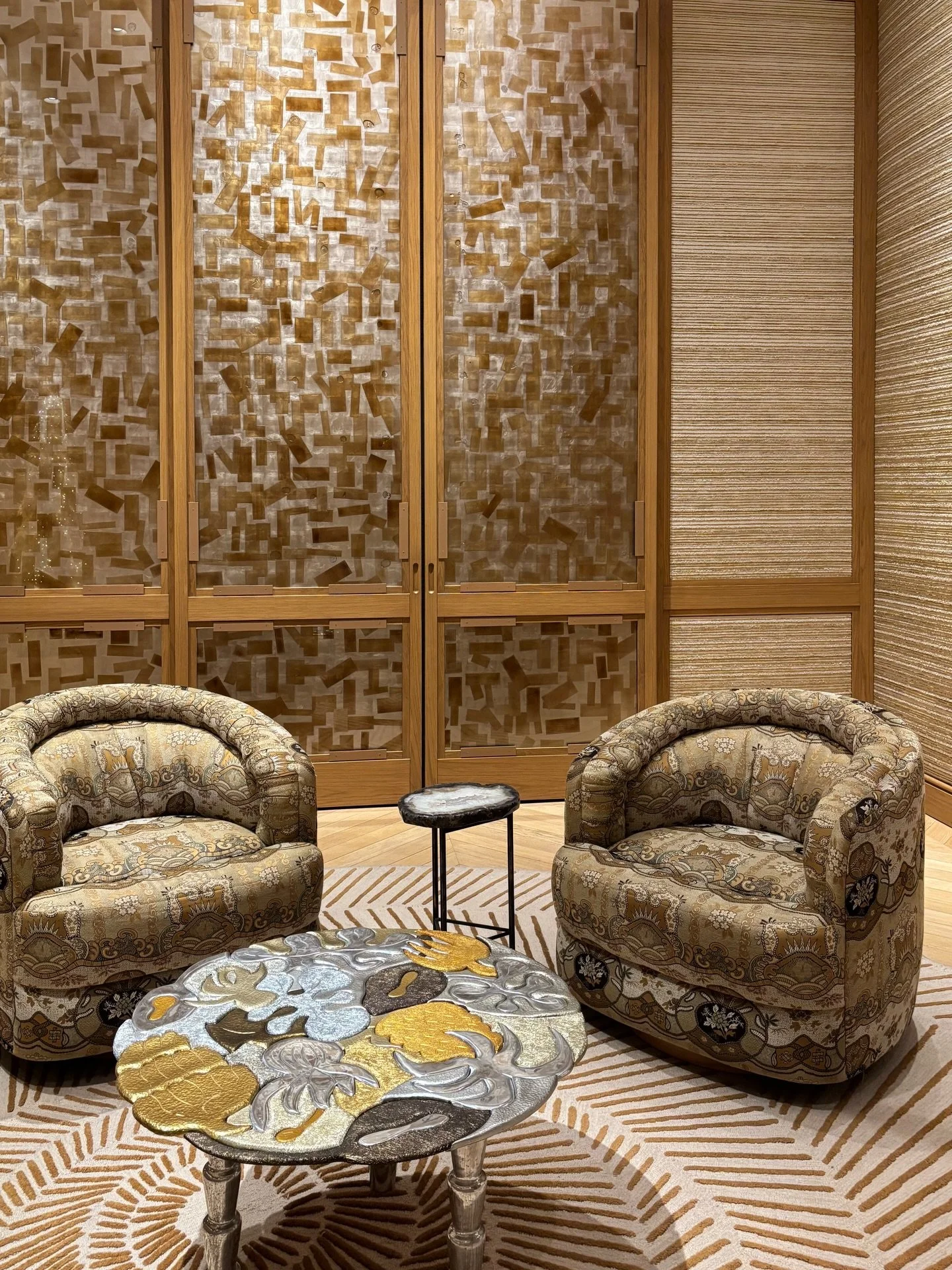 ✨Design Inspo✨
Dripping in rich detail, every surface is thoughtfully executed to perfection at Cartier in Manhattan. Designed by the one and only @lauragonzalezofficiel . Save for later when in need of a creative jolt ⚡️.

#interiordesign #designing