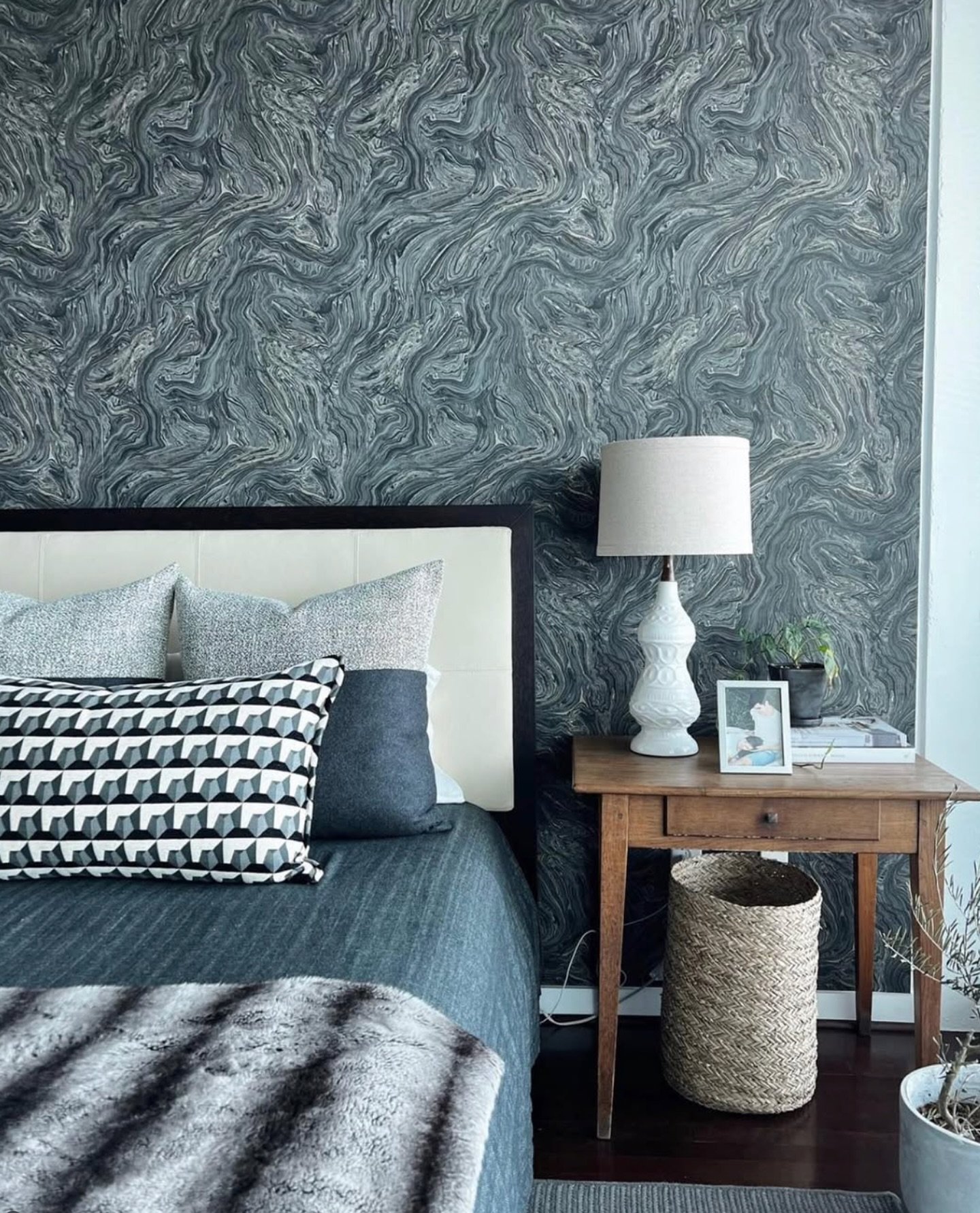 A richly layered space by @elledumonde featuring a custom pillow in our Milano fabric. Milano is a graphic pattern that adds a dramatic punch when used in a dynamic space, but can absolutely hold its own and set the tone. There&rsquo;s a reason it&rs