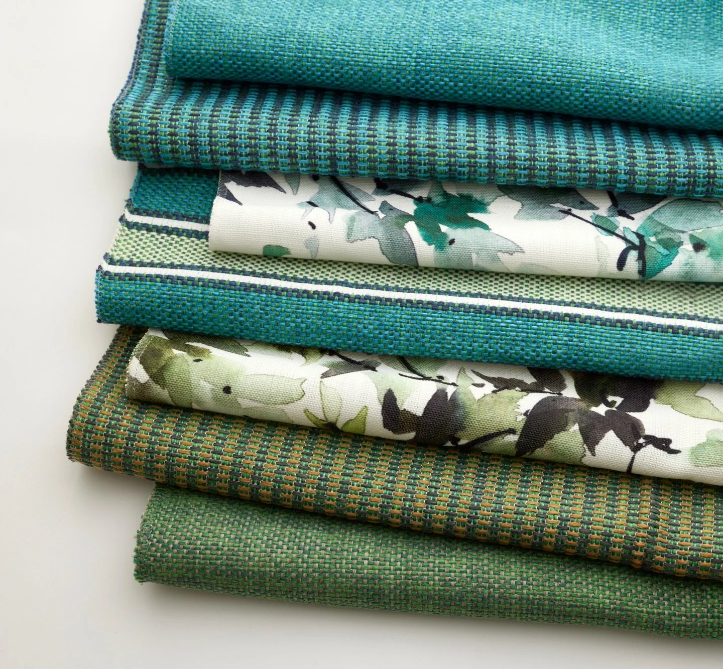 Outdoor refresh time! 😎
Ready to dive into warmer weather and outdoor living? Our Outdoor fabrics can handle anything you throw at them, because they&rsquo;re not just beautiful, but they are also built to perform. 🌊 

What can we help you find? DM