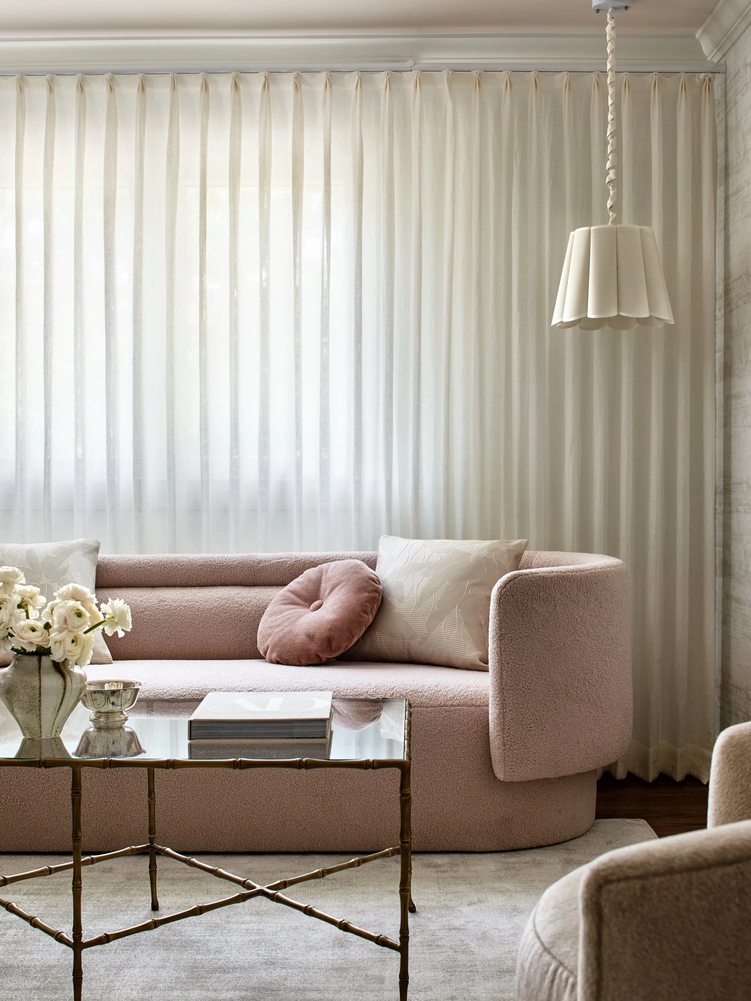 ✨Happy Friday✨
Cheers to cozy weekends on teddy-bear soft sofas. 🥂 

Shown here: Dominique in Cameo Rose

DM us for samples⬇️

Interior design by @andrewsuvalskydesigns 
Photo by @stacyzaringoldberg 

#plush #cozyweekends #cozy #sofa #pink