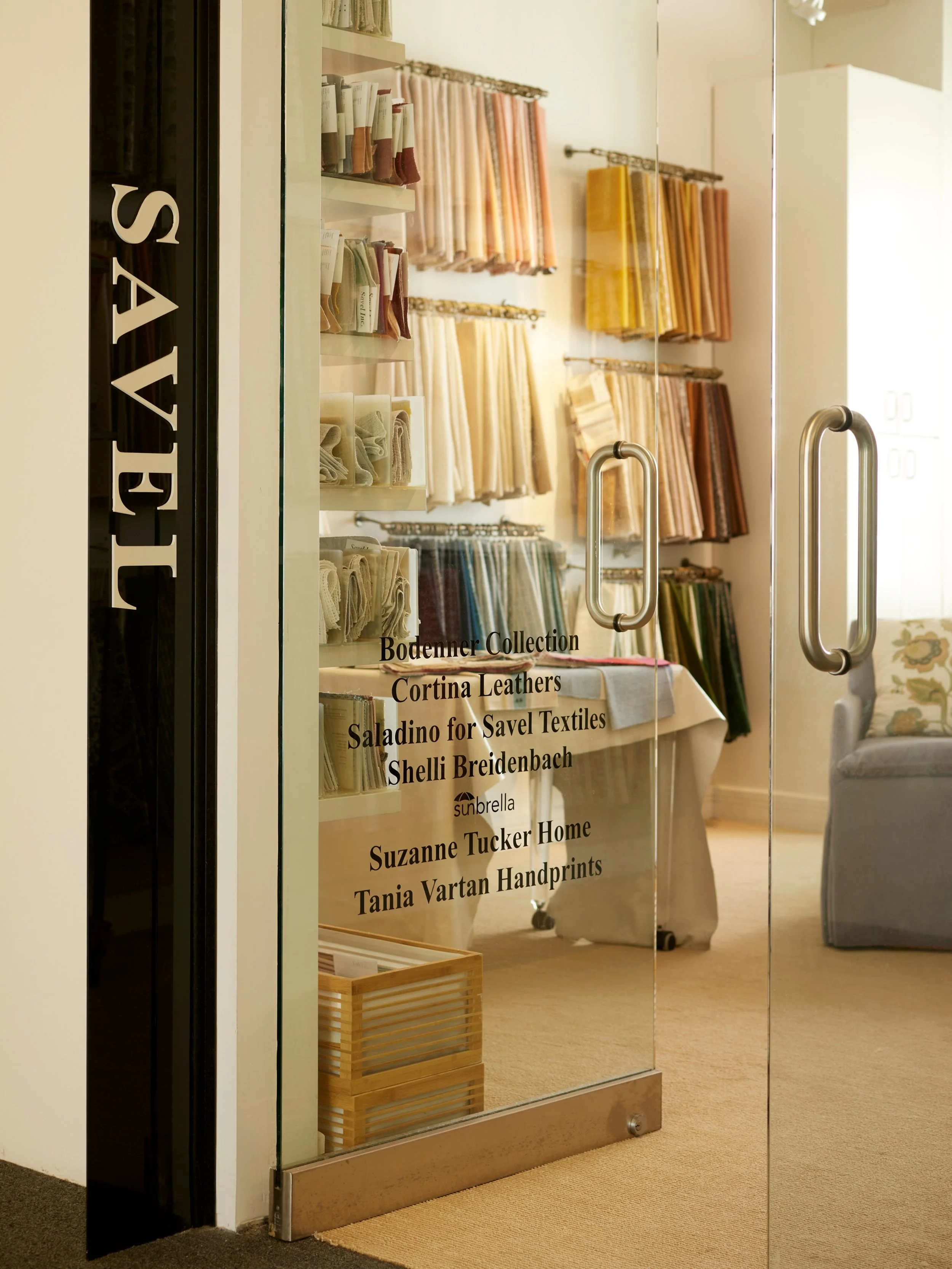 Bathed in gold, there is always something new to discover in our New York showroom in the @danddbuilding . Stop in on the 18th floor and say hi! 👋 

Need the fabric to come to you? DM us for your own custom Memo Shop, delivered straight to you! 

#f
