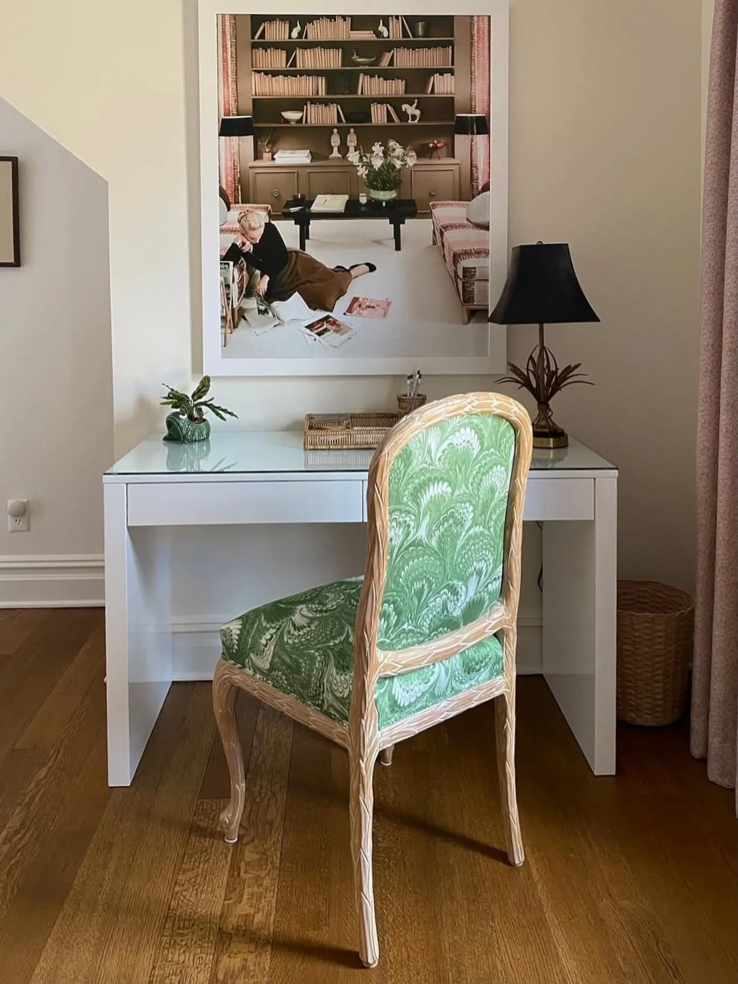@taniavartan specializes in textiles that bring that extra something special to a space, and designer @jendengelinteriors did a fantastic job bringing it all together in this sweet guest room. We&rsquo;d love to stay there! 🤗

Fabric: Tania Vartan L