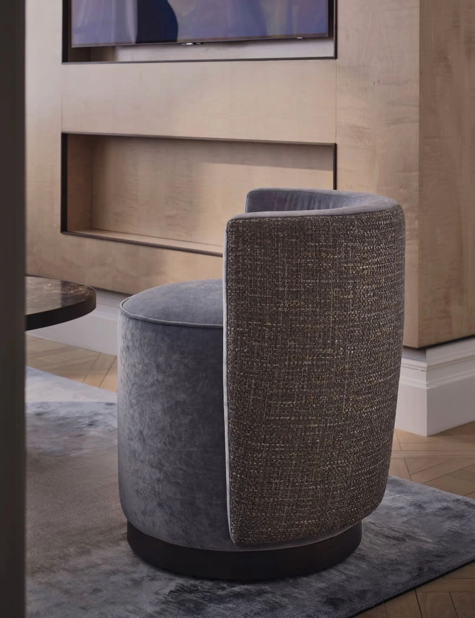 TEXTURE ✨ In this space by @studioypsilon , Savel&rsquo;s Belleville brings an inspired pop of texture to the back of the chairs ~ expertly layered to add an extra-special feature to an already dynamic room✨

#texture #upholstered #layeredhome #layer